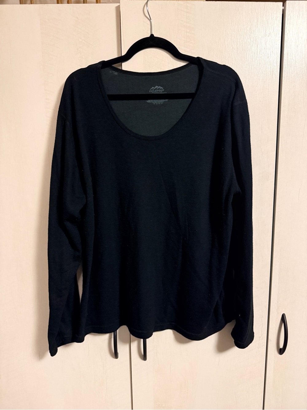 Black Long-Sleeve Scoop Neck platinum crew